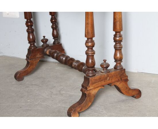 Antico tavolinetto – scrittoio  Carlo X 1830 noce e acero intarsiato . Mis 73 X 42 H 75