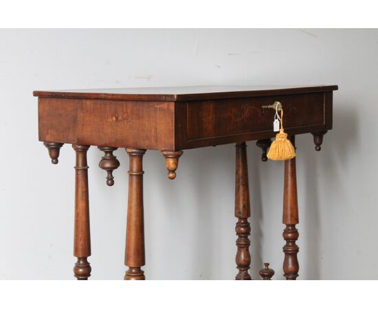 Antico tavolinetto – scrittoio  Carlo X 1830 noce e acero intarsiato . Mis 73 X 42 H 75