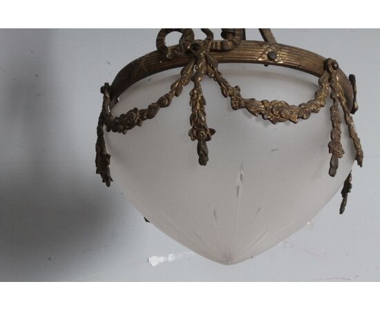 Antico lampadario liberty 1930 vetro opalino e bronzo . mis h 95 diametro cm 25 