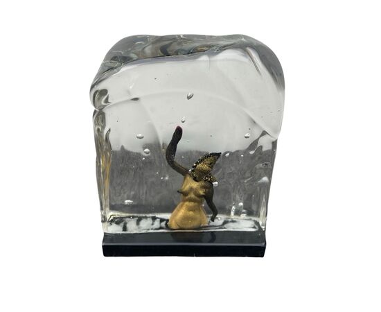 Scultura in vetro pesante trasparente sommerso (stile acquario) con figura femminile.Firmato.