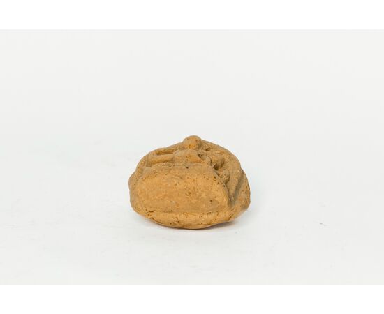 Piccola terracotta (tsatsa) raffigurante divinità Manjushri - India XVIII secolo