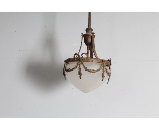 Antico lampadario liberty 1930 vetro opalino e bronzo . mis h 95 diametro cm 25 
