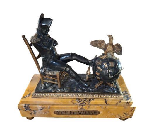 Orologio da tavolo e due candelabri a quattro fiamme
