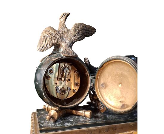 Orologio da tavolo e due candelabri a quattro fiamme