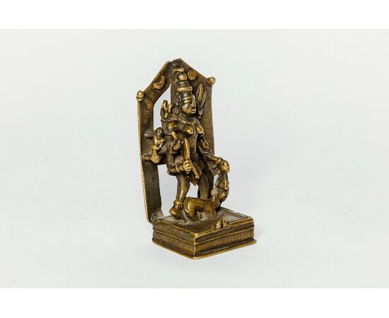 Piccola scultura raffigurante divinità Indù, Mahisa Suramardini/Durga, in metallo dorato - India '800