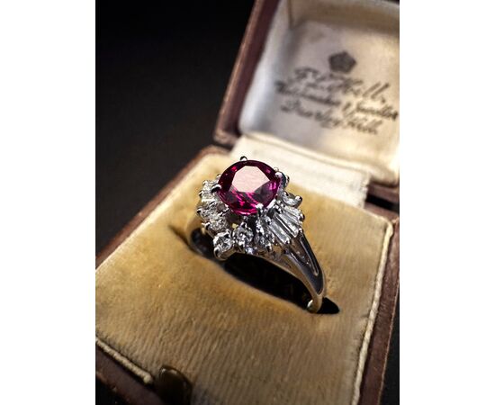 Anello in Platino  con  Rubino  e  Diamanti  