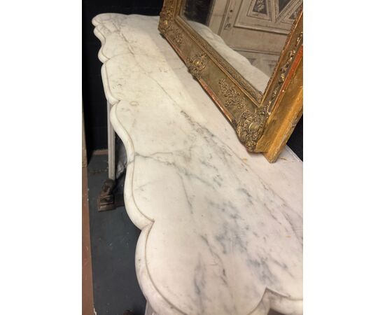 CHM884 - Camino in marmo di Carrara, con conchiglia centrale, epoca '800, misure cm L 130 x H 103 x P 39