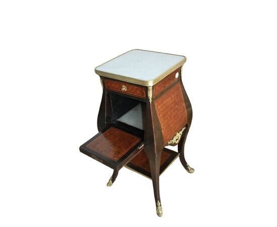 Bellissimo comodino francese in Ebano con bronzi e marmo Luigi XV