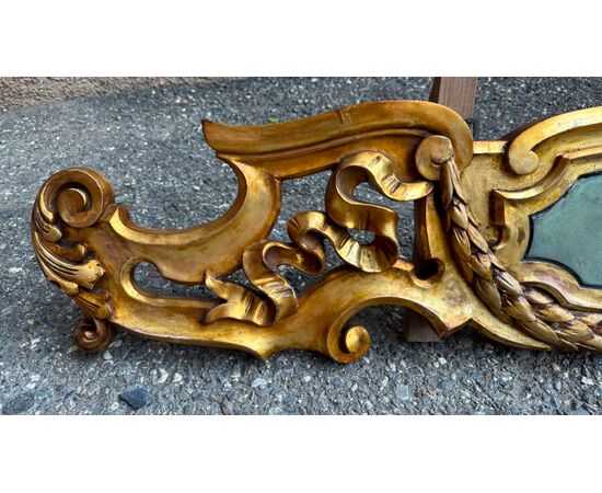 Coppia di grandi fregi, sovraporte, cimase in legno dorato - XIX sec. 
