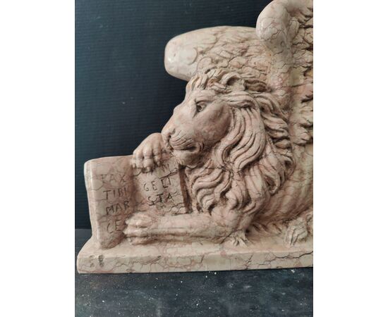 Maestosa scultura - Leone di San Marco - marmo nembro rosa - H 30 cm