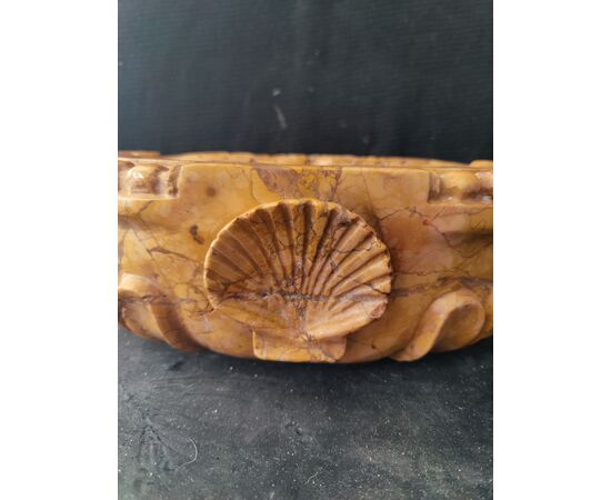 Bellissima acquasantiera in marmo giallo reale - 33 x 24 cm