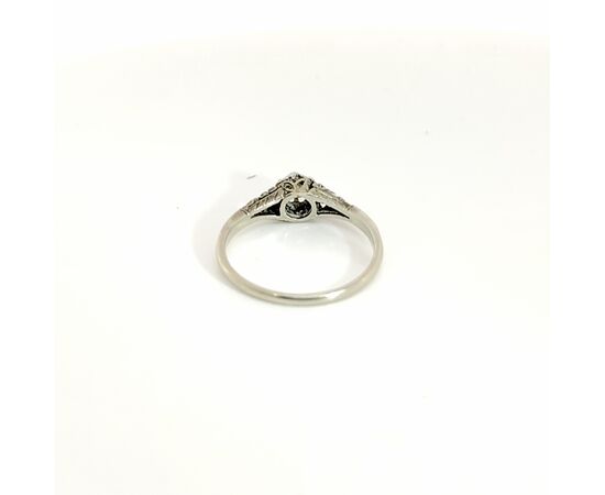 ANELLO SOLITARIO CON DIAMANTE MONTATO SU ORO 