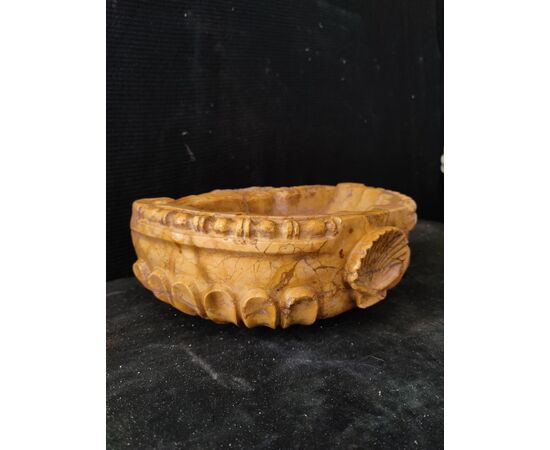 Bellissima acquasantiera in marmo giallo reale - 33 x 24 cm