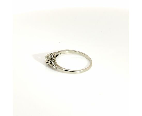 ANELLO SOLITARIO CON DIAMANTE MONTATO SU ORO 