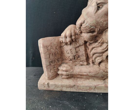 Maestosa scultura - Leone di San Marco - marmo nembro rosa - H 30 cm