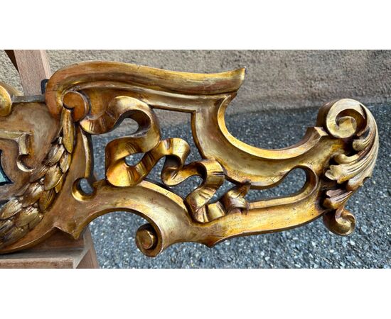 Coppia di grandi fregi, sovraporte, cimase in legno dorato - XIX sec. 