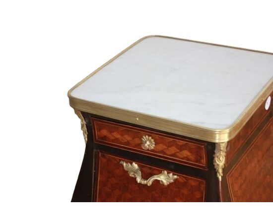Bellissimo comodino francese in Ebano con bronzi e marmo Luigi XV