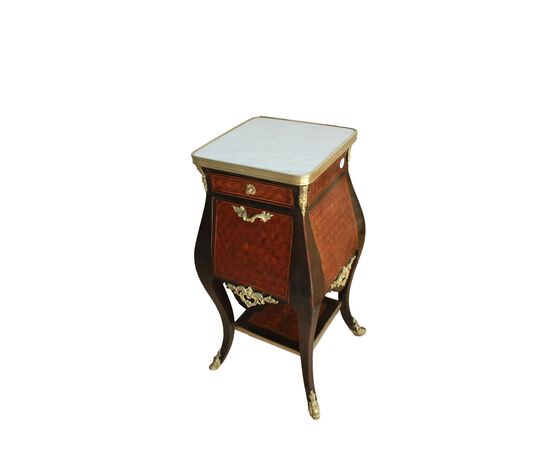 Bellissimo comodino francese in Ebano con bronzi e marmo Luigi XV
