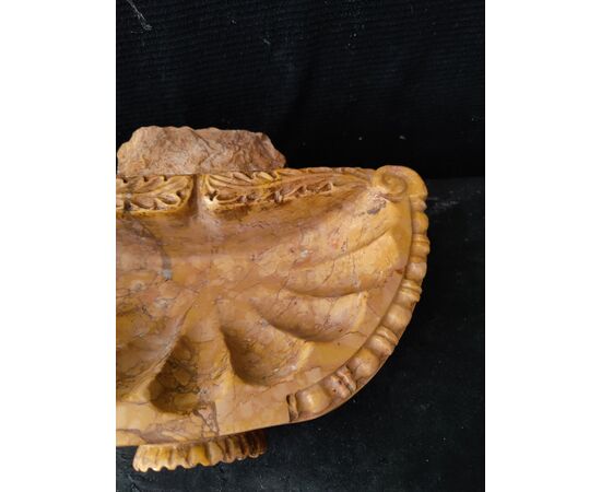 Bellissima acquasantiera in marmo giallo reale - 33 x 24 cm