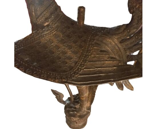 Scultura orientale raffigurante un cigno alato