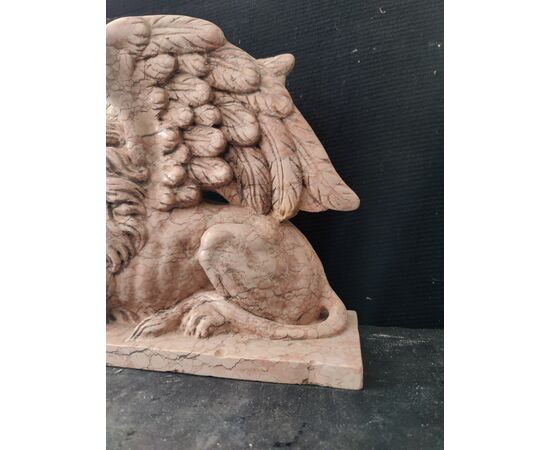 Maestosa scultura - Leone di San Marco - marmo nembro rosa - H 30 cm