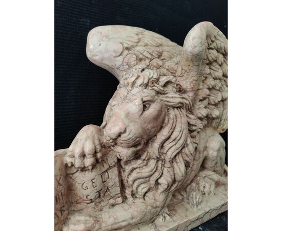 Maestosa scultura - Leone di San Marco - marmo nembro rosa - H 30 cm