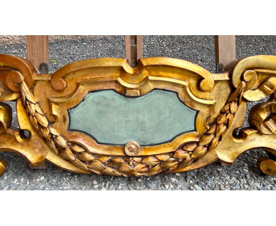 Coppia di grandi fregi, sovraporte, cimase in legno dorato - XIX sec. 