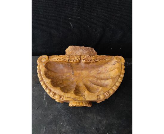 Bellissima acquasantiera in marmo giallo reale - 33 x 24 cm