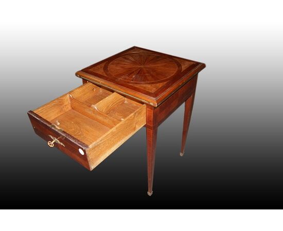 Tavolino da gioco del 1800 Stile Luigi XVI in legno di mogano con intarsi