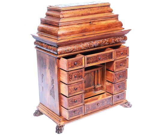 Monetiere in legno di noce e di cedro, intagliato e dipinto, Nord Italia, fine XVIII secolo inizi XIX secolo