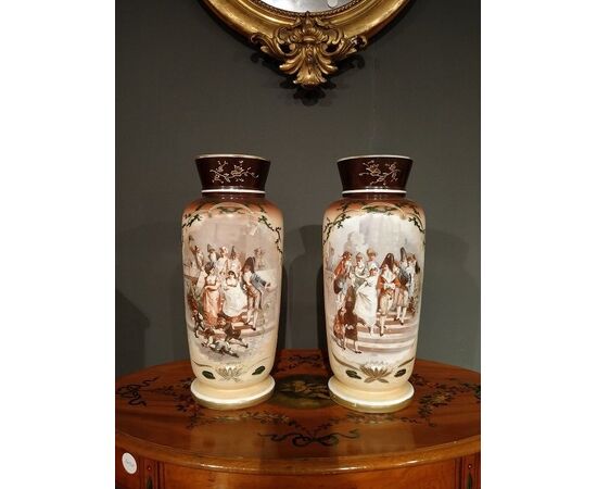 Coppia di vasi francesi in opaline dipinti del 1800 con personaggi
