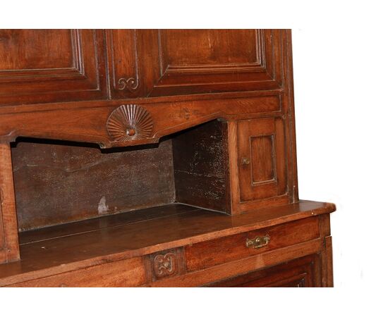 Grande Maestosa credenza di inizio 1800 stile Provenzale Francese in legno di noce con intagli