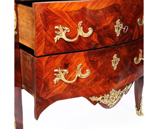 Comò lastronato in bois de rose, applicazioni in bronzo cesellato e dorato, marchiato Christophe Wolff, Parigi, metà XVIII secolo