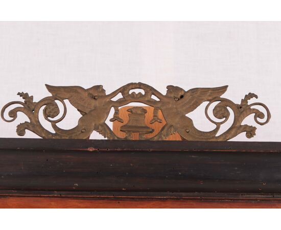 Specchiera italiana stile Carlo X del 1800 in legno ciliegio riccamente intarsiata