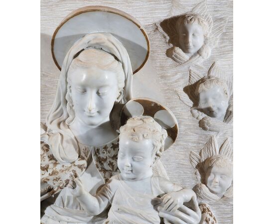 Scultore del XIX secolo, "Madonna con il Bambino e teste di cherubini"