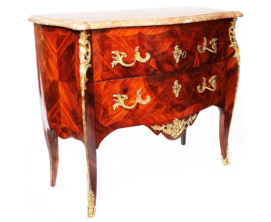 Comò lastronato in bois de rose, applicazioni in bronzo cesellato e dorato, marchiato Christophe Wolff, Parigi, metà XVIII secolo