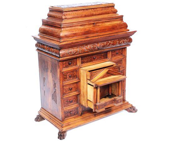 Monetiere in legno di noce e di cedro, intagliato e dipinto, Nord Italia, fine XVIII secolo inizi XIX secolo