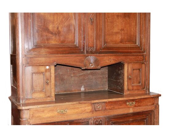 Grande Maestosa credenza di inizio 1800 stile Provenzale Francese in legno di noce con intagli
