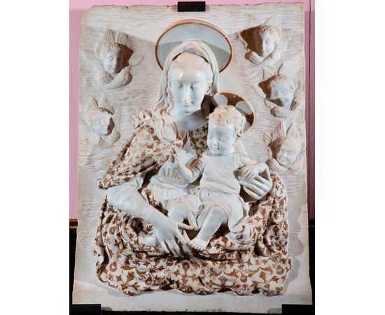 Scultore del XIX secolo, "Madonna con il Bambino e teste di cherubini"