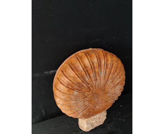 Particolare acquasantiera in marmo rosso di Verona con serpente - Diametro 44 cm