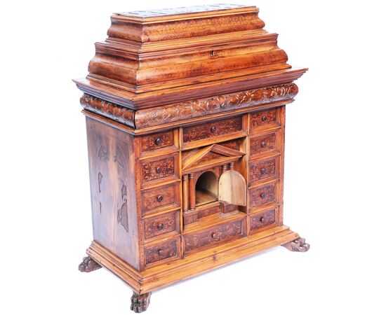 Monetiere in legno di noce e di cedro, intagliato e dipinto, Nord Italia, fine XVIII secolo inizi XIX secolo