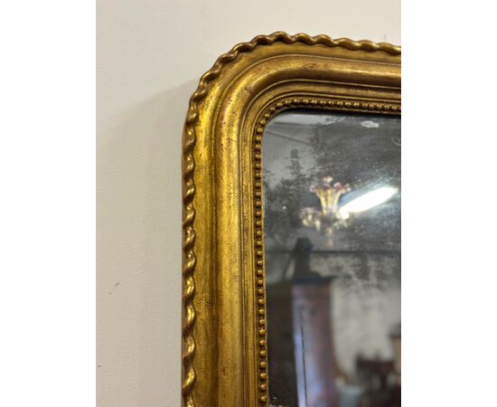 Specchiera in legno intagliato dorato con treccia sui lati XIX secolo .  118 x 87 