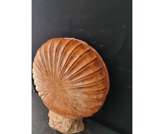 Particolare acquasantiera in marmo rosso di Verona con serpente - Diametro 44 cm