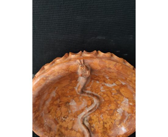 Particolare acquasantiera in marmo rosso di Verona con serpente - Diametro 44 cm