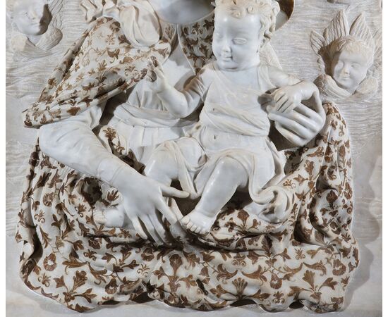 Scultore del XIX secolo, "Madonna con il Bambino e teste di cherubini"