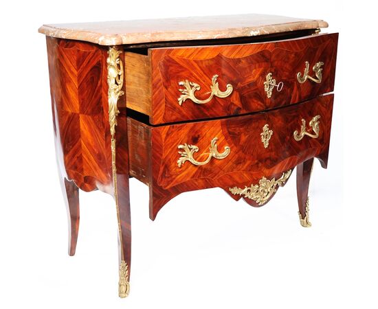 Comò lastronato in bois de rose, applicazioni in bronzo cesellato e dorato, marchiato Christophe Wolff, Parigi, metà XVIII secolo