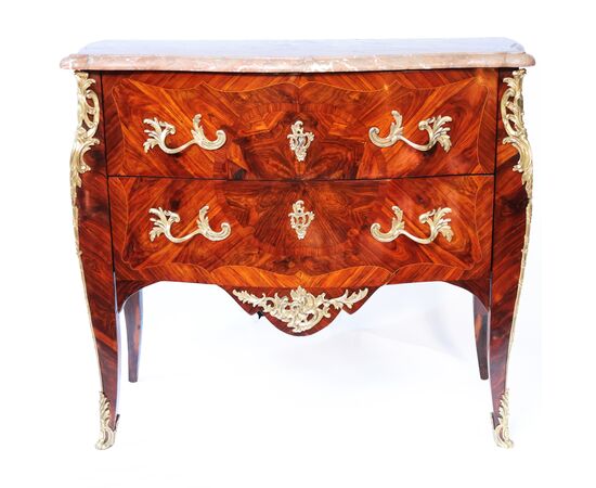 Comò lastronato in bois de rose, applicazioni in bronzo cesellato e dorato, marchiato Christophe Wolff, Parigi, metà XVIII secolo