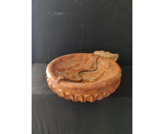 Particolare acquasantiera in marmo rosso di Verona con serpente - Diametro 44 cm