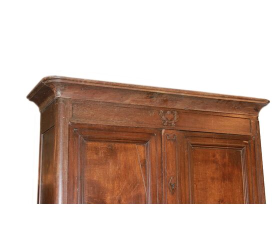 Grande Maestosa credenza di inizio 1800 stile Provenzale Francese in legno di noce con intagli