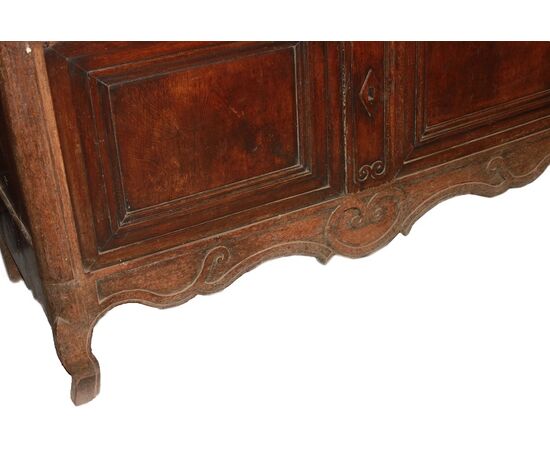 Grande Maestosa credenza di inizio 1800 stile Provenzale Francese in legno di noce con intagli
